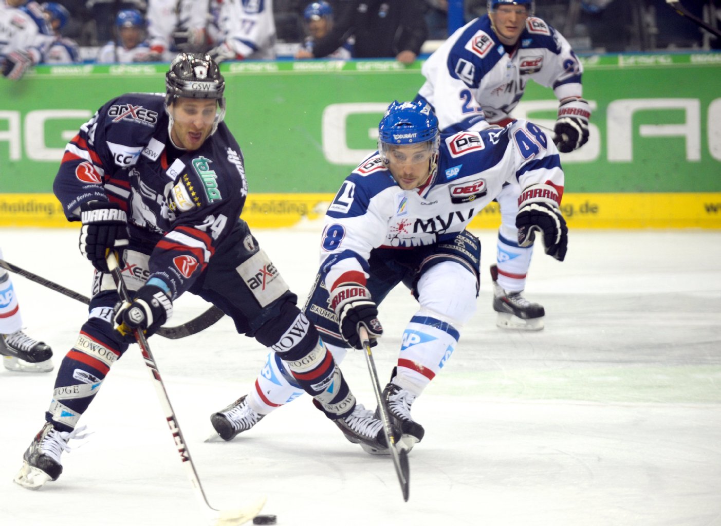 Der Berliner Andre Rankel (l) schoss heute das 3:0 gegen Iserlohn (Archivbild).