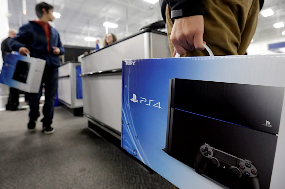 Wie hier in Chicago, läuft der Verkauf der neuen Playstation 4 überall nach dem Verkaufsstart in den USA zufriedenstellend, vermeldet der Konzern Sony.