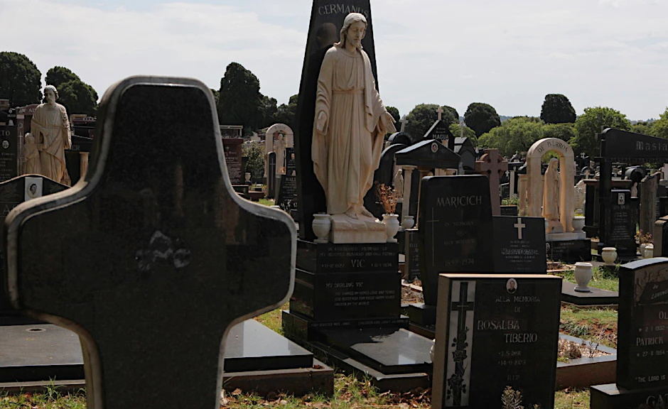 Grabsteine, wie diese auf dem Westpark-Friedhof in Johannesburg, sollen mit Mikrochips ausgestattet werden.