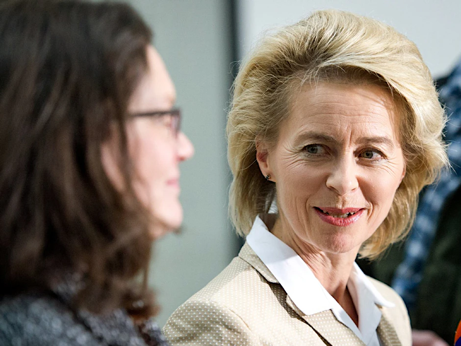 Die amtierende Bundesministerin für Arbeit und Soziales, Ursula von der Leyen (CDU, r), und SPD-Generalsekretärin Andrea Nahles.
