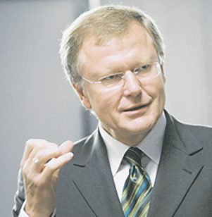 Manfred Rettig, Vorstandssprecher der Stiftung Berliner Schloss–Humboldtforum, verteidigt die aktuelle Planung. Er lehnt Braunfels’ Idee ab, warnt vor einer „Kulissenschieberei“.