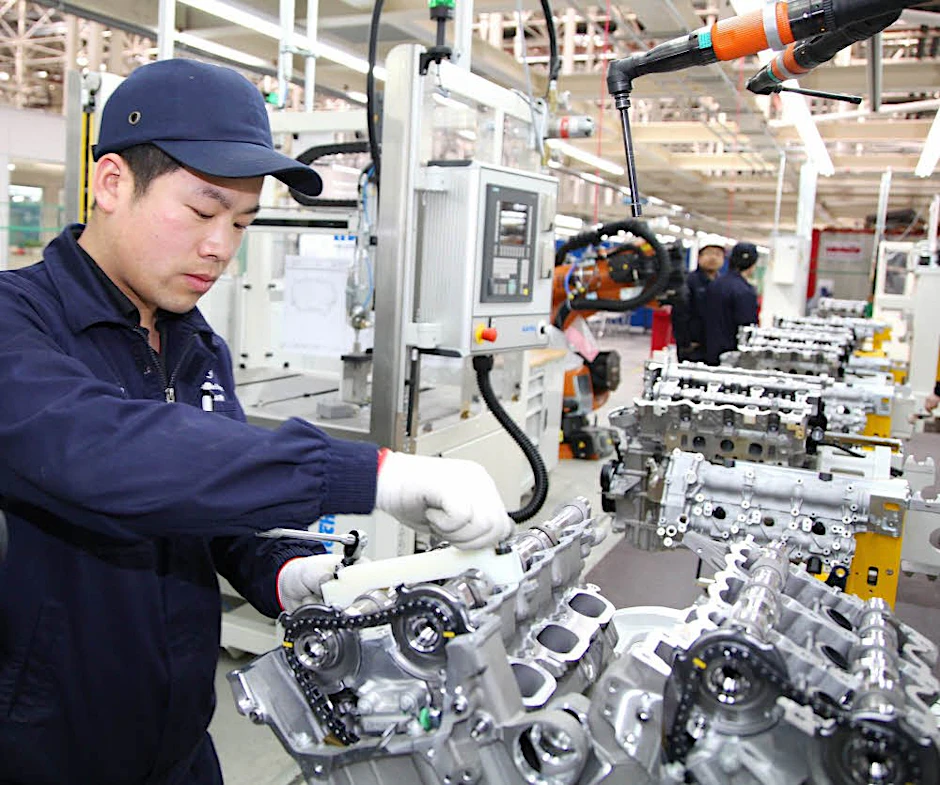 Die Handgriffe sitzen – auch schon am ersten Tag im neuen Daimler-Werk.
