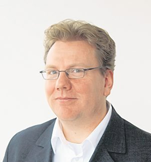 Nikolaus Bernau, Architekturkritiker der Berliner Zeitung, findet, dass dringend über die Ostfassade diskutiert werden muss, weil sie in dieser Form das Humboldtforum von der Stadt abriegeln wird.