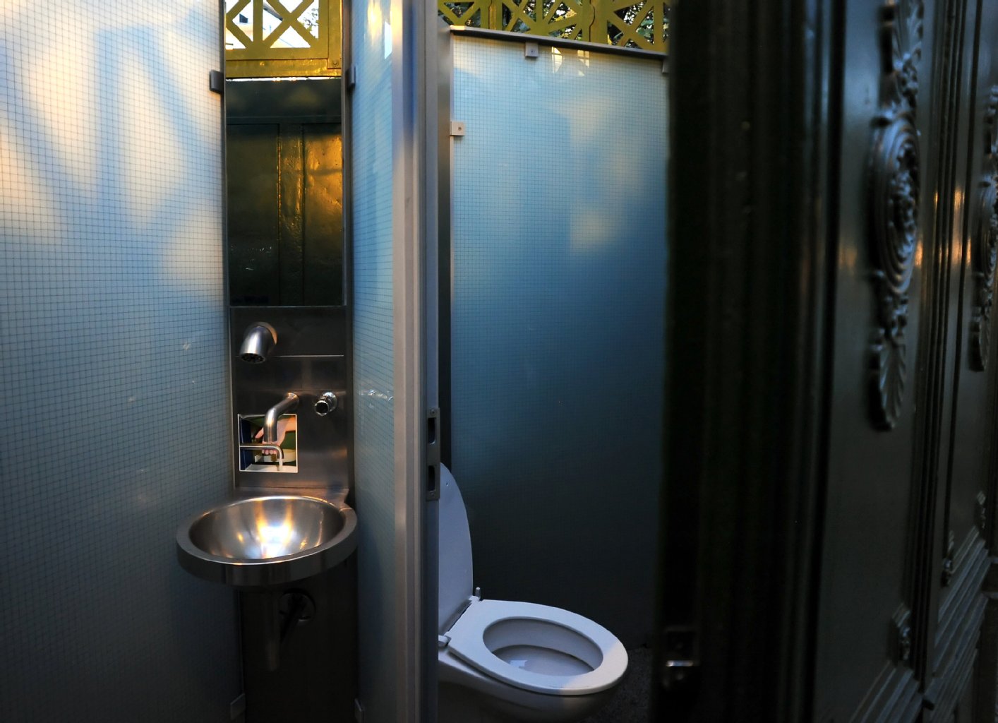 Blick in die öffentlichen Toilette, des sogenannten "Café Achteck" am Gendarmenmarkt in Berlin.