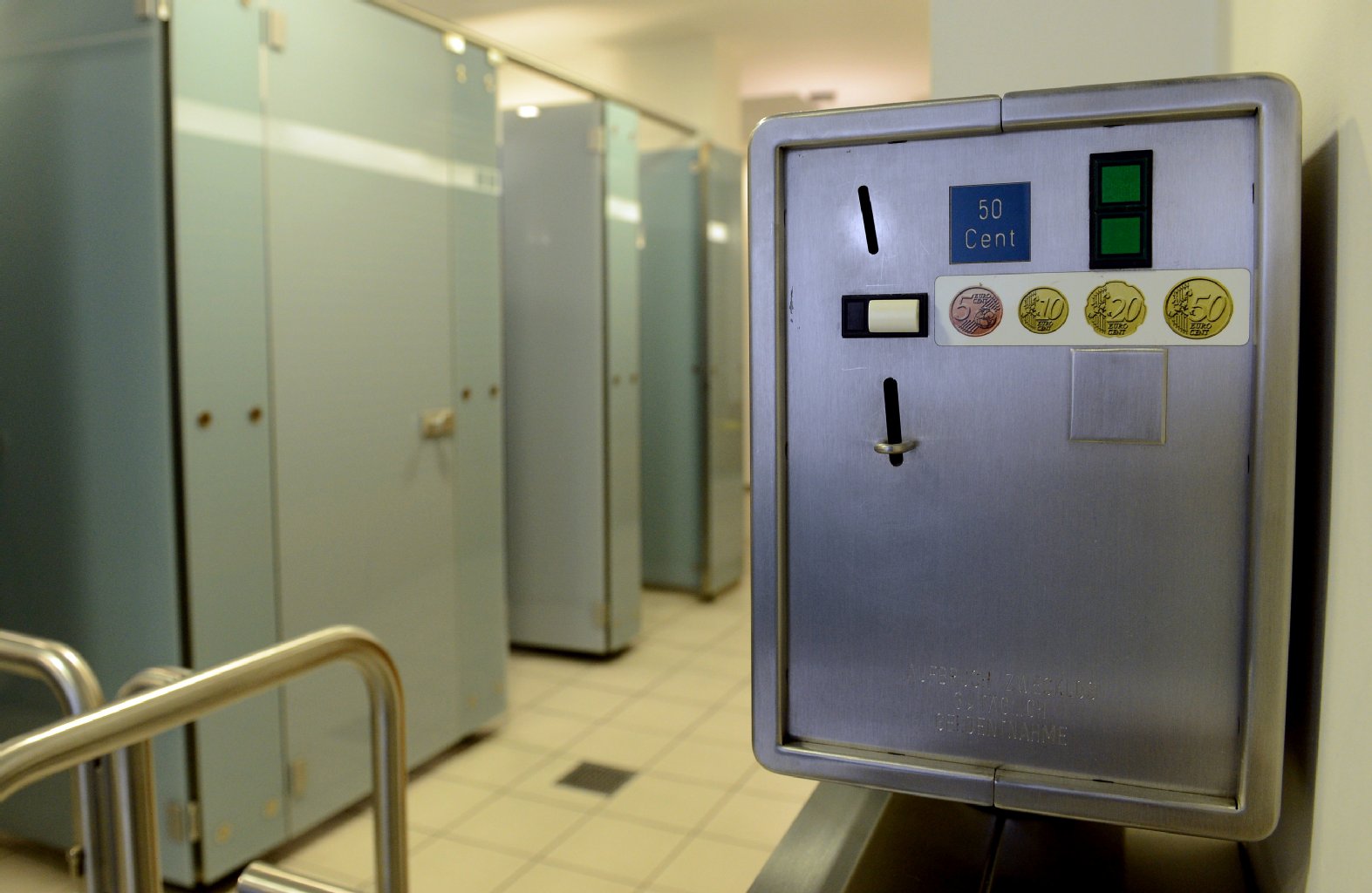Und so sieht es drinnen aus in der Toilette am Ku