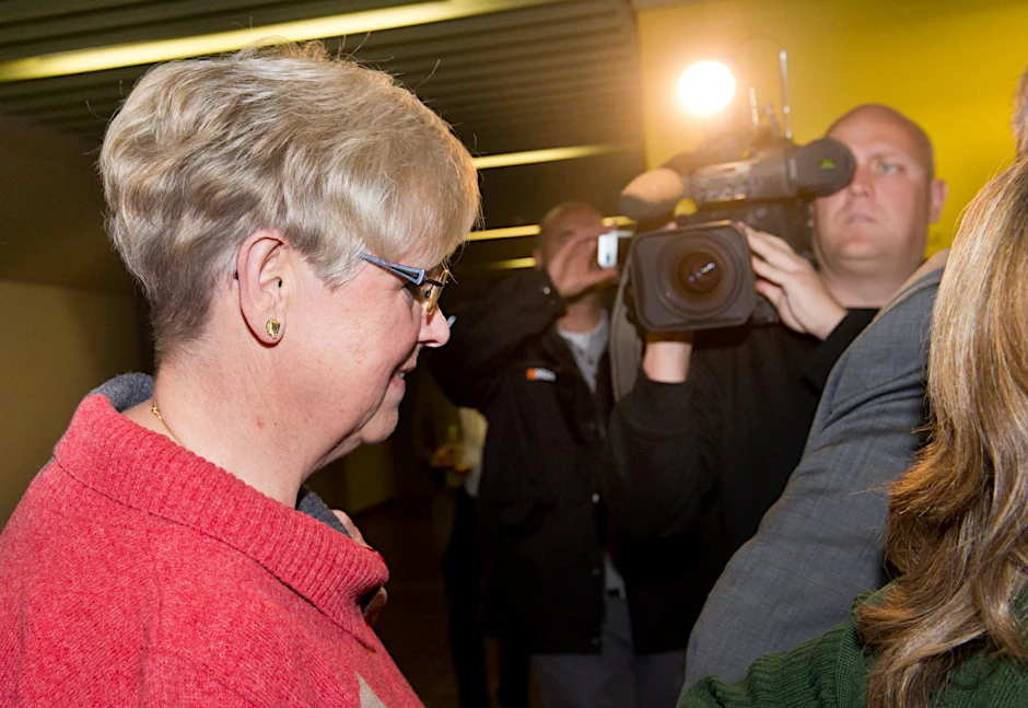 Brigitte Böhnhardt, Mutter des mutmaßlichen NSU-Terroristen Böhnhardt, läuft im Gerichtsgebäude in München (Bayern).