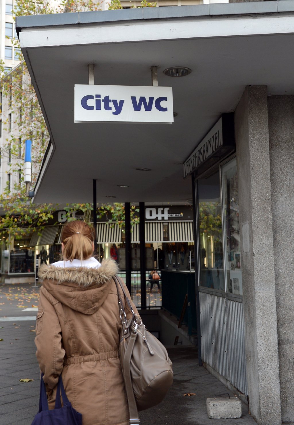 Eine öffentliche Toilette in der Joachimstaler Straße an der Ecke Kurfürstendamm.
