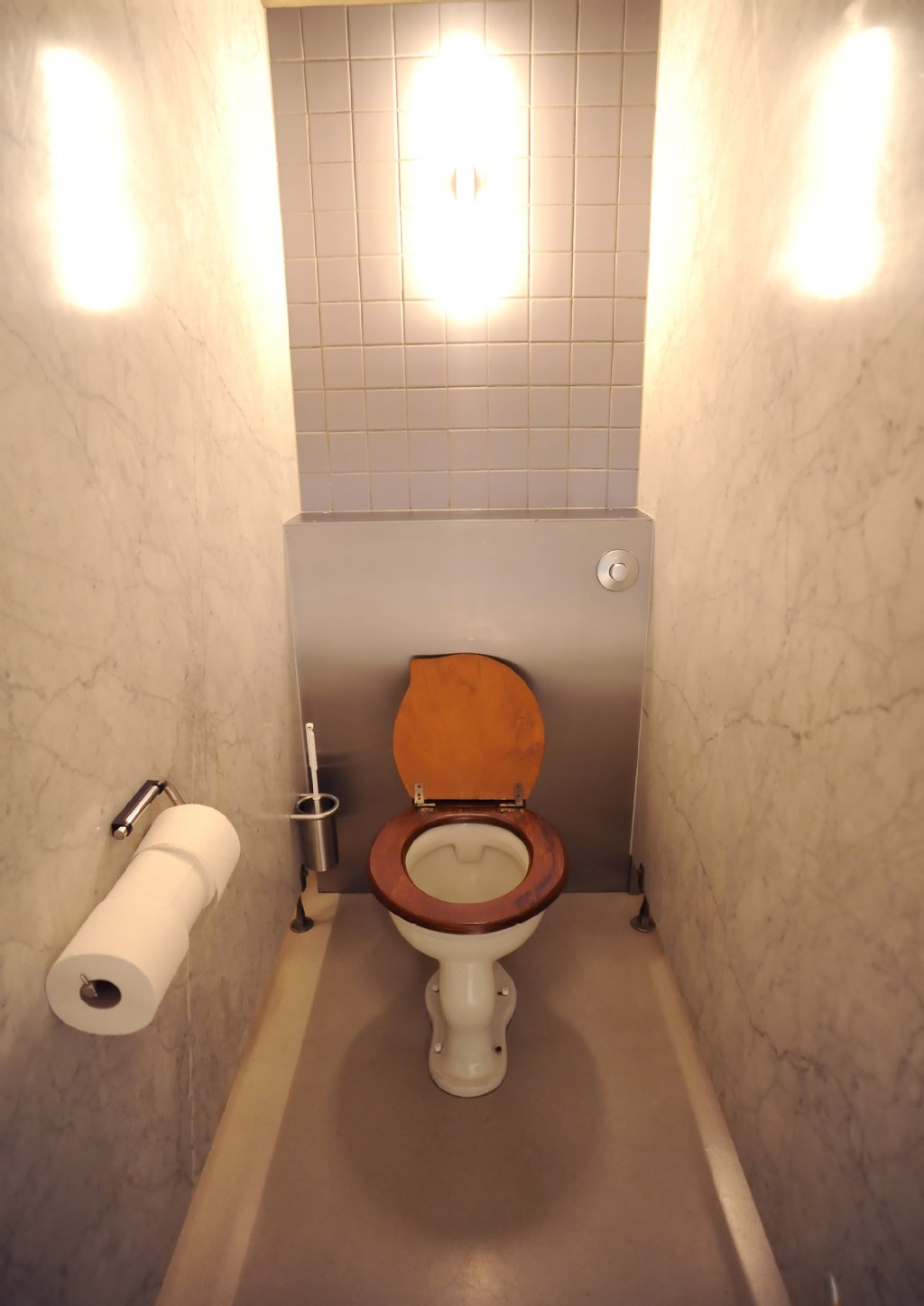 Edel und sauber: Blick in die Toilette des Café Kaisersaal.