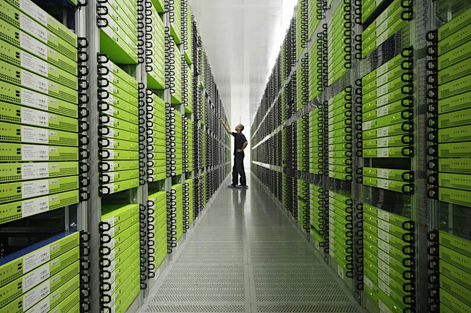 Serverraum eines Strato-Rechenzentrums: Hier lagern Daten von Millionen Kunden.