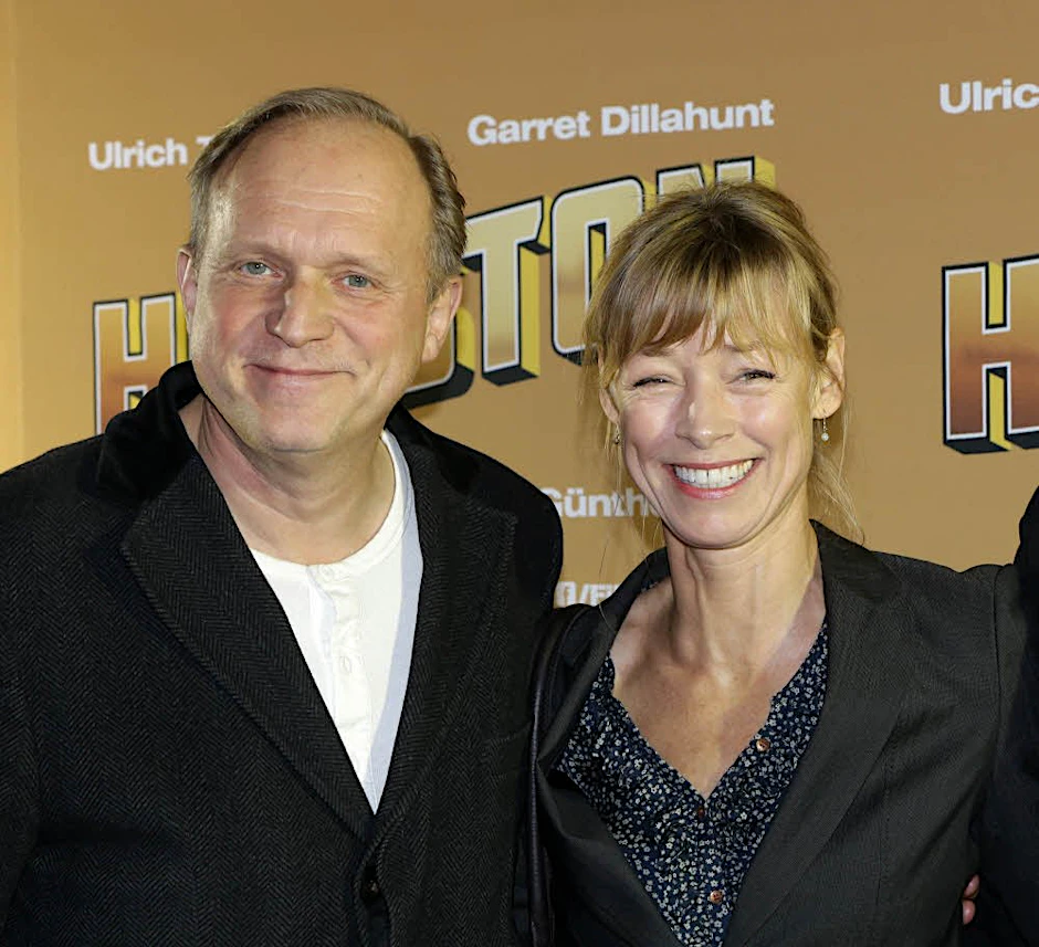 Hat sich schon seit Jahren in die erste Liga der Charakterdarsteller gespielt: Ulrich Tukur. In seinem neuen Film „Houston“ spielt er einen Alkoholiker, mit Jenny Schily als Ehefrau. Beide feierten gestern in den Hackeschen Höfe Premiere.