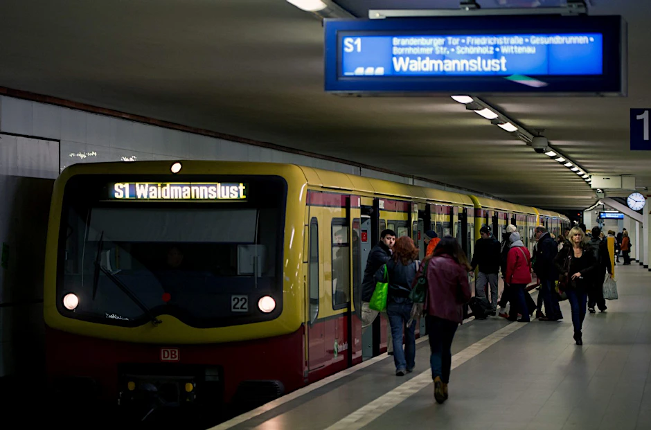 Ab 22.11.2013 bis 09.12.2013 sollen im S-Bahntunnel zwischen Anhalter Bahnhof und Friedrichstraße etwa 15.000 Meter Schienen erneuert werden und deswegen auf diesem Streckenabschnitt keine S-Bahnen verkehren.