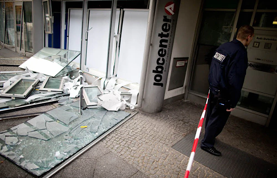 Scherben über Scherben: Die Fenster des Jobcenters nach der Explosion.
