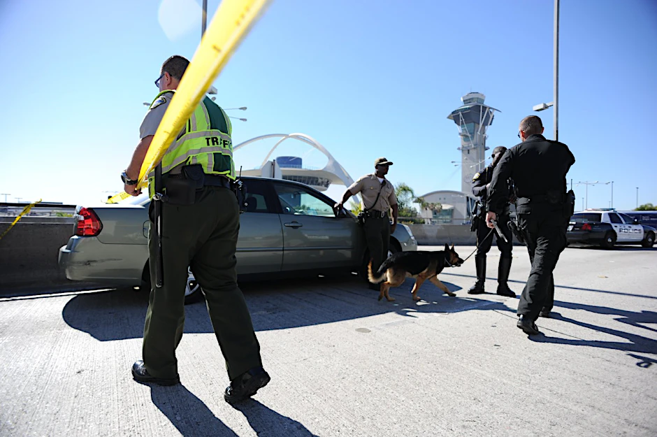 Polizisten sichern am Flughafen von Los Angeles den Tatort ab. Ermittlungen laufen.