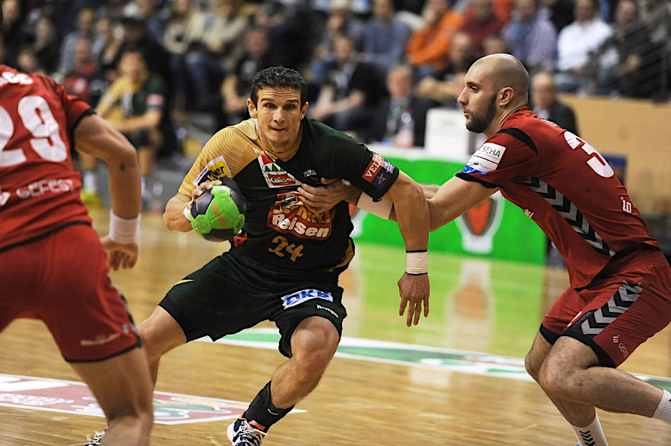 Bartłomiej Jaszka kämpft sich durch die Abwehr von Brest (20.11.2013).