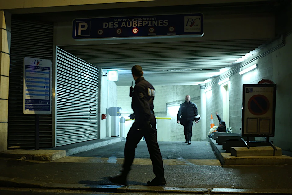 Vorstadt von Paris: Der Attentäter ist nach zwei Überfällen auf Medienhäuser in Bois-Colombes gefasst.