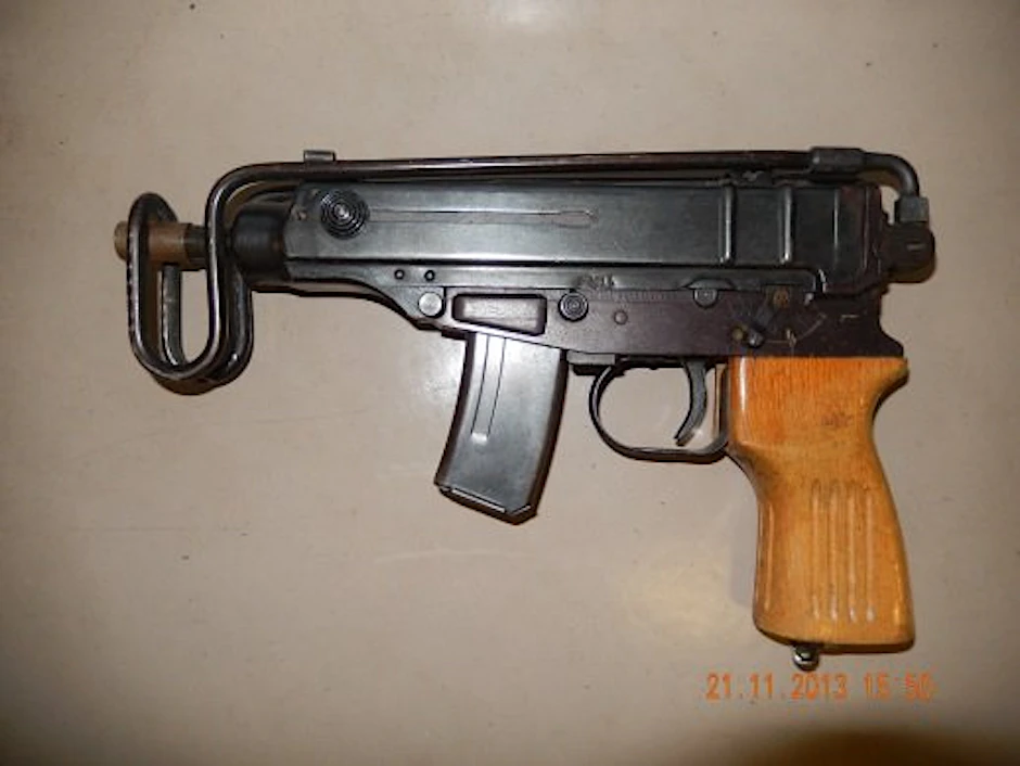 Diese Ceska "Skorpion" und viele weitere Waffen bewahrte ein 23-Jähriger in seiner Wohnung auf.
