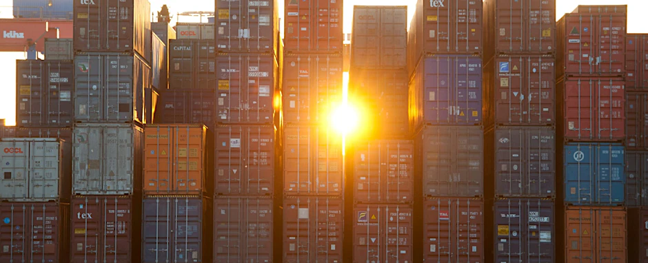 Container werden im Hamburger Hafen umgeschlagen.