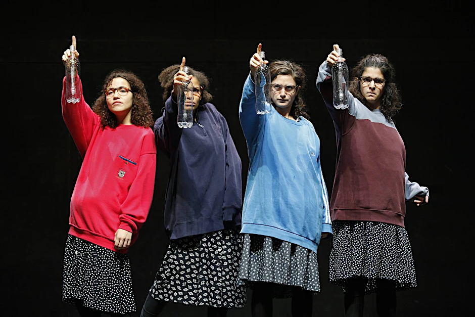 Im Maxim-Gorki-Theater wird "Es sagt mir nichts, das sogenannte Draußen" uraufgeführt.