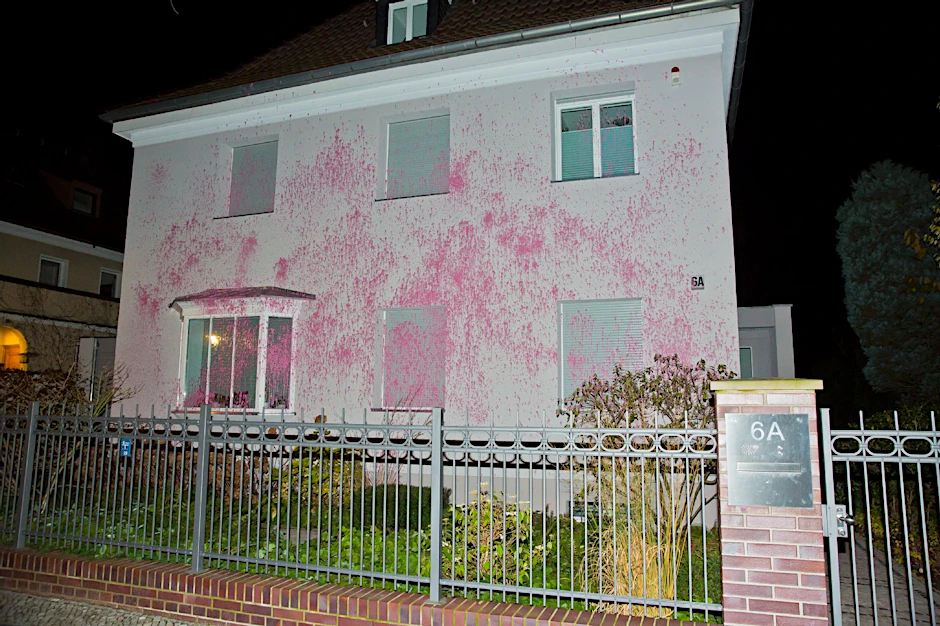 Die Fassade des Hauses im Charlottenburger Ortsteil Westend wurde großflächig verschmutzt.