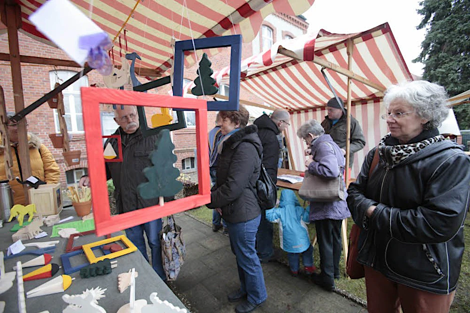 Auch Kunsthandwerk gehört zum Repertoire der Werksbetriebe der JVA an der Seidelstraße. Für viele Tegeler hat ein Besuch des Basars Tradition.