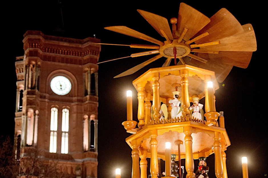 Eine Weihnachtspyramide auf dem Weihnachtsmarkt am Roten Rathaus.