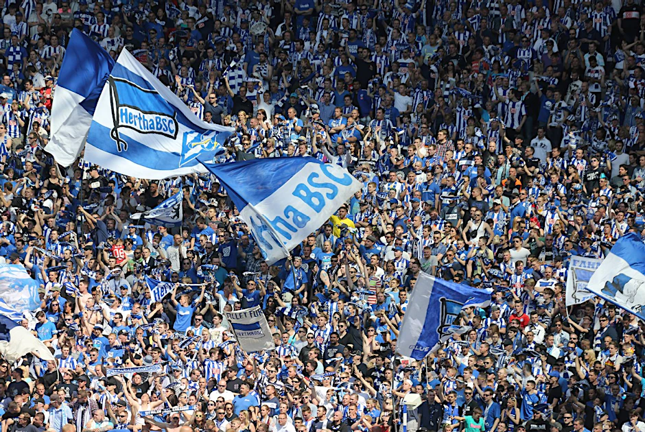 Das Meer aus Fans in der Hertha-Kurve soll weiterhin blau-weiß bleiben - es sei denn, die Marke "Thor Steinar" steht auf den Kleidungsstücken.