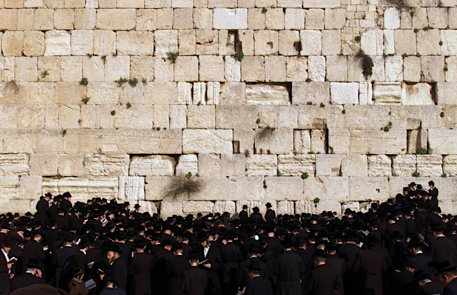 Vor der Klagemauer in Jerusalem drängen sich insbesondere an Sonnabenden orthodoxe Juden.