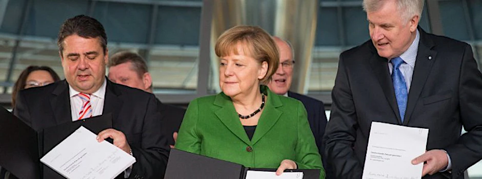 Die amtierende Bundeskanzlerin Angela Merkel (M, CDU), der CSU-Vorsitzende Horst Seehofer (r) und der SPD-Parteivorsitzende Sigmar Gabriel präsentieren am 27.11.2013 im Reichstag in Berlin den vorläufig unterzeichneten Koalitionsvertrag.