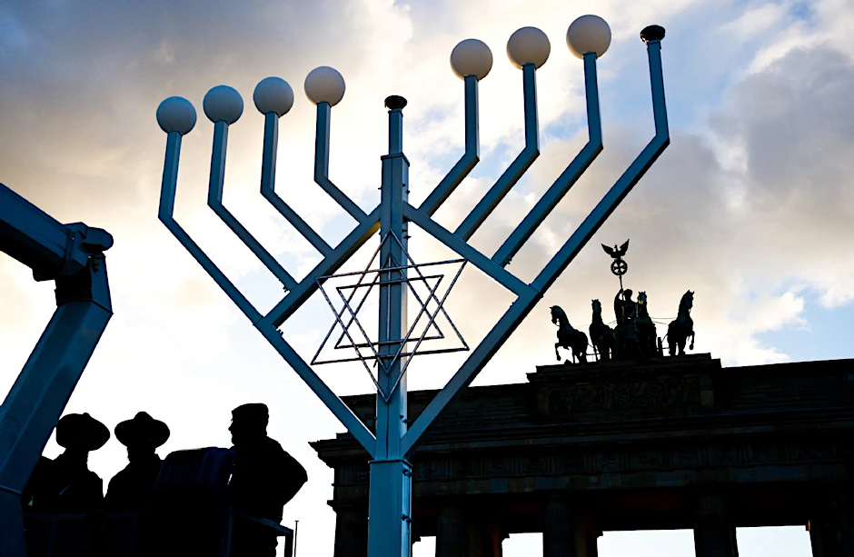 Die Rabbiner Yehuda Teichtal und Shmuel Segal segnen Europas größtem achtarmigen Chanukka-Leuchter am Pariser Platz.