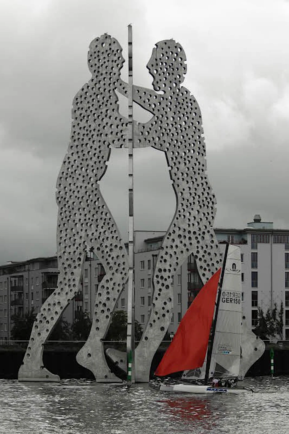 Wendemanöver zwischen den Beinen der Molecule Man: Haupt und Hector kreuzen mit ihrem Nacra17 auf der Spree vor den Treptowers.