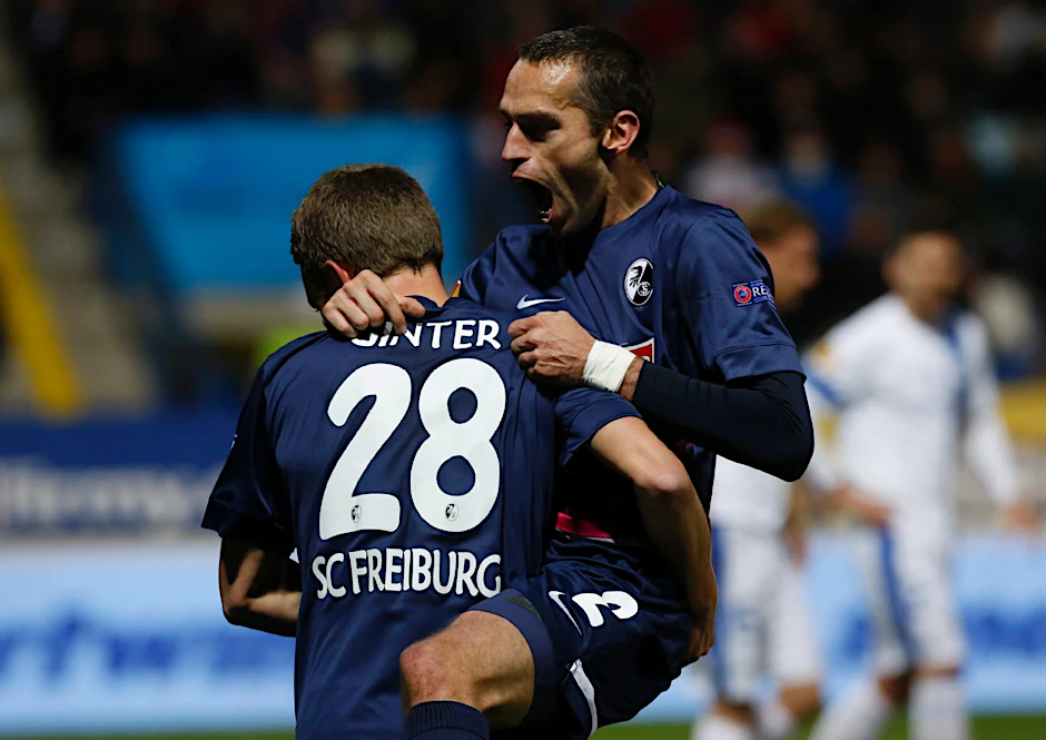 Jubel bei den Breisgauern: Freiburgs Matthias Ginter (l) und Pavel Krmes.