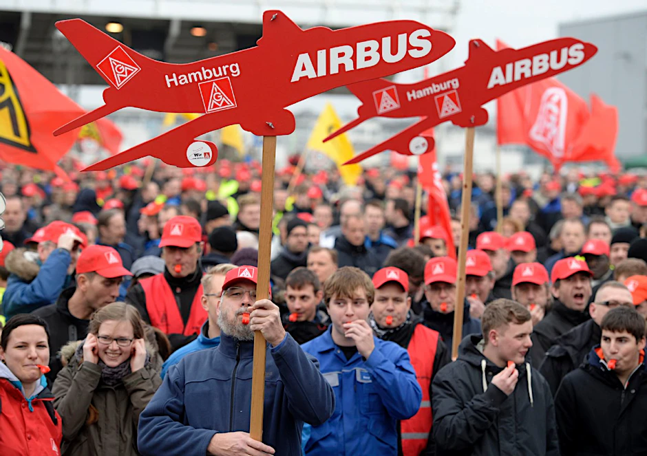 Beschäftigte von EADS protestierten am Donnerstag bundesweit, so auch bei Airbus in Hamburg, gegen einen massiven Stellenabbau im Rüstungsgeschäft.