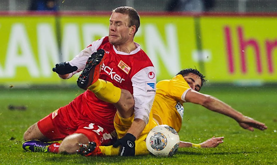 Union Berlins Adam Nemec im Zweikampf mit Aalens Benjamin Hübner.