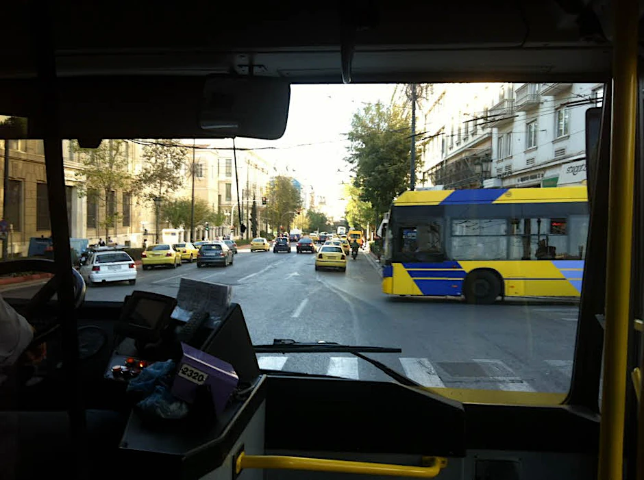 Trolleybusse haben in Athen Tradition. Als die Stadt im Smog zu ersticken drohte, entschieden sich die Verkehrsplaner zusätzlich für ein Netz aus Metro und Tram.