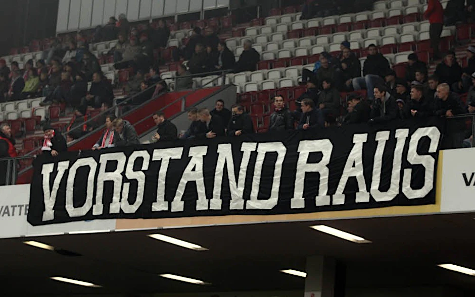 Weiß auf schwarz: Die Cottbuser Fußballanhänger äußern klar ihre Vorstellung.