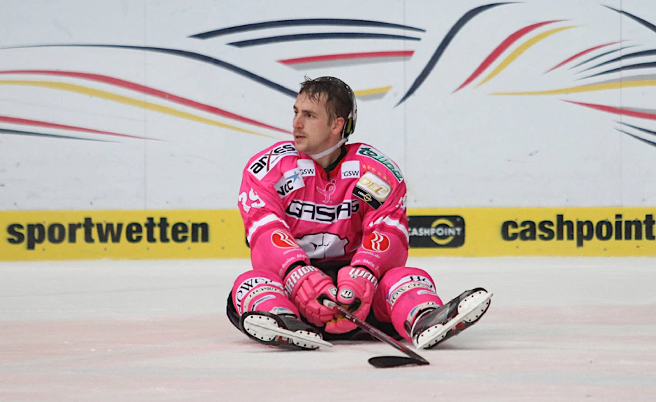 Fällt längere Zeit aus: Eisbären-Verteidiger Jens Baxmann.