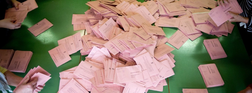 Wahlhelfer zählen am 03.11.2013 in Berlin in einem Wahllokallokal Briefwahlstimmen für die Abstimmung beim Volksentscheid über die Energiepolitik und die Gründung eines Stadtwerks aus.
