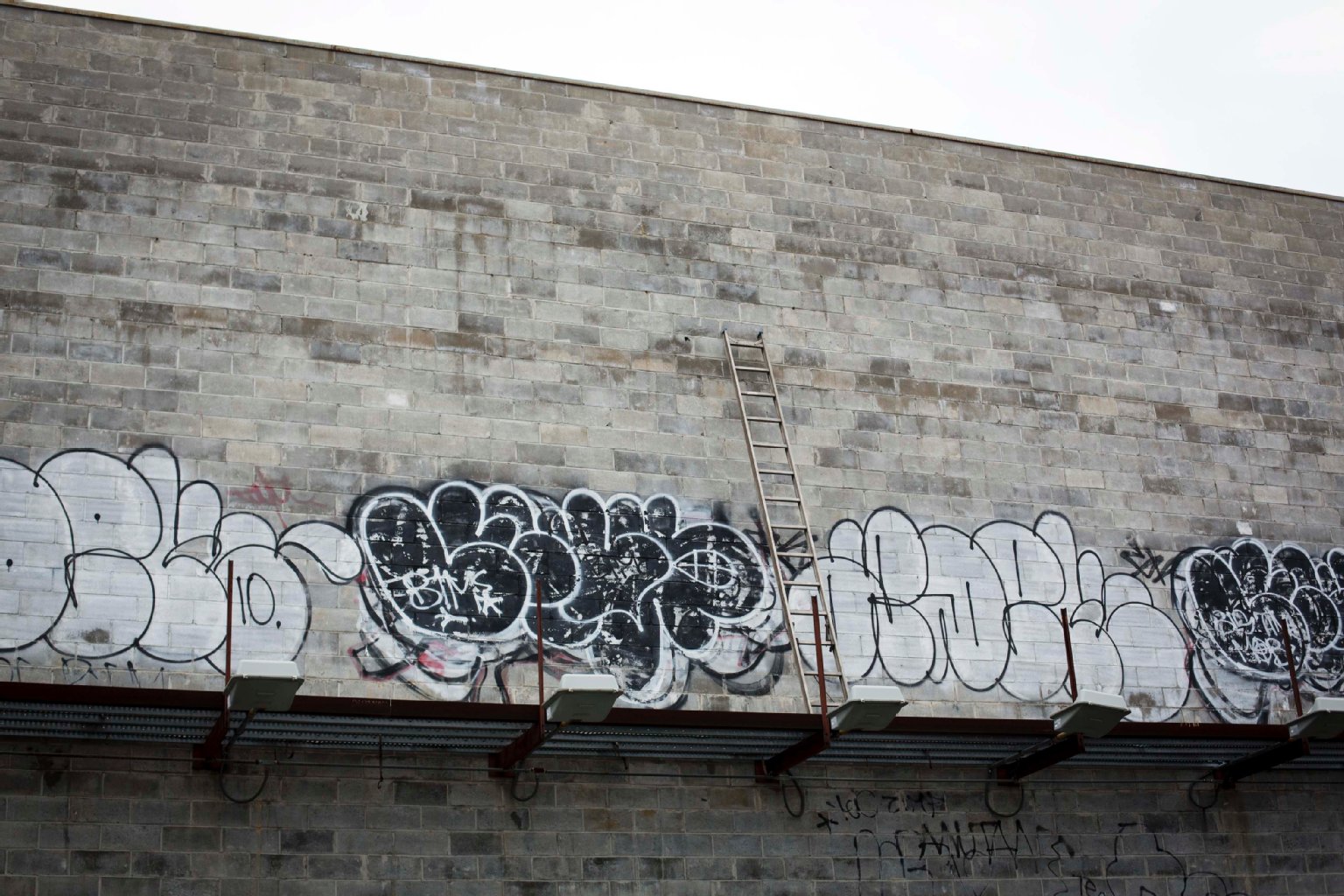 Eine Leiter lehnt an einer Wand, wo Banksy einen Ballon mit der Aufschrift "Banksy" aufgehängt hatte - sein letztes Werk in Big Apple.