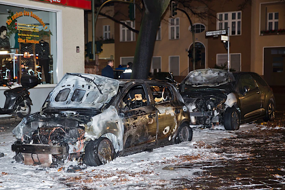 Unter anderem an der Ordensmeisterstrasse in Tempelhof brannten am Sonntagmorgen zwei Autos.