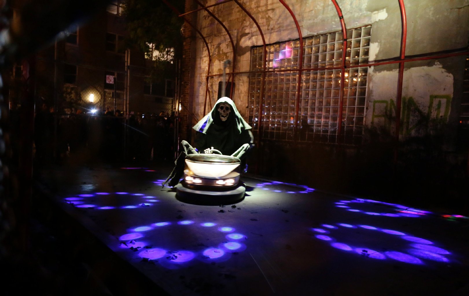 Keine Halloween-Party, sondern die Kunstinstallation "Grim Reaper Bumper Car" an der Lower East Side - geschaffen von Banksy.