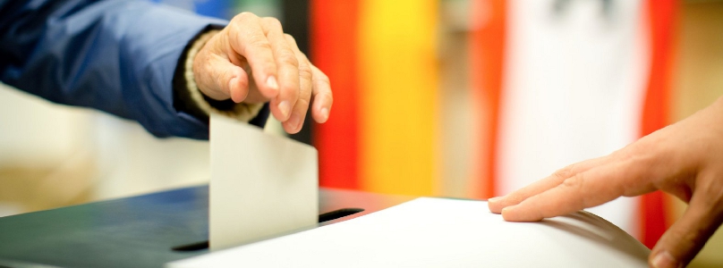 Die Wahllokale sind noch bis 18.00 Uhr geöffnet. Knapp 2,5 Millionen wahlberechtigte Berliner können sich an der Abstimmung beteiligen.