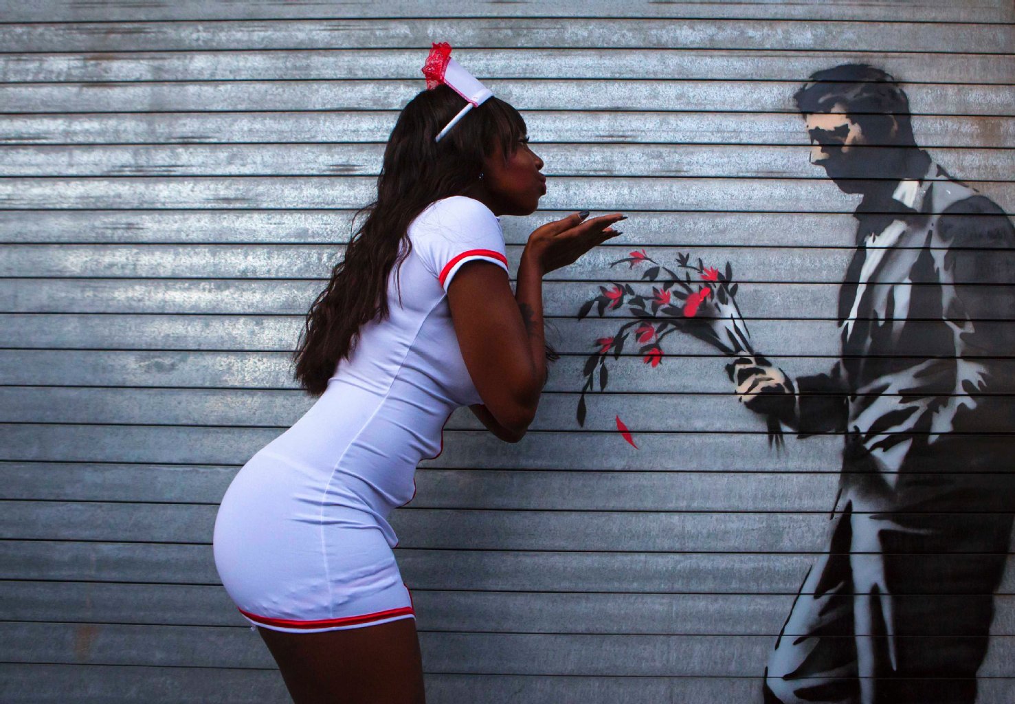 Blumen von Banksy: Eine Tänzerin posiert vorm New Yorker Hustler Club.