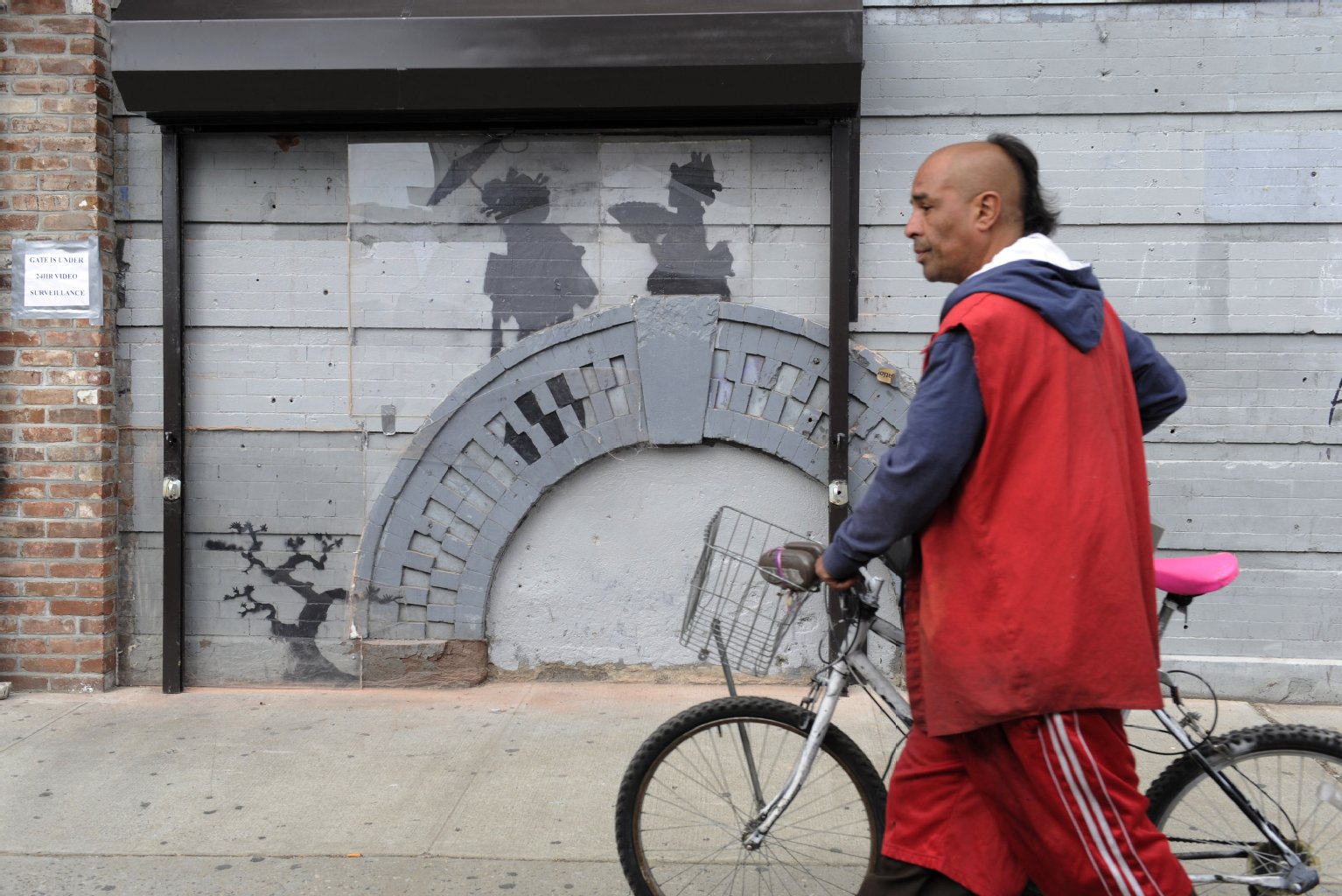 Dieses Werk ist in Brooklyn zu finden. Die Gebäudebesitzer, Familie Tabachnick, haben sogar Secirity-Personal engagiert, um es zu schützen, weil so viele Banksy-Graffiti bereits von anderen Sprayern übermalt worden sind.