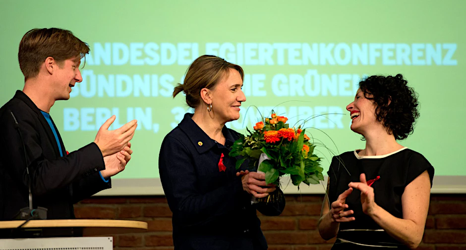Die Berliner Landesvorsitzenden der Grünen, Bettina Jarasch (r) und Daniel Wesener, bedankten sich bei der Bundesvorsitzende von Bündnis 90/Die Grünen, Simone Peter, nach deren Rede während der Berliner Landesdelegiertenkonferenz mit Blumen.