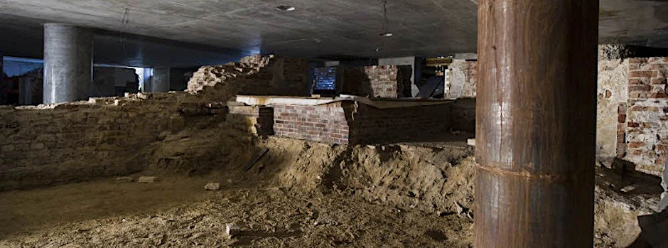 Im Rohbau fertig: Der Archäologische Keller des neuen Schlosses, in dem die erhalten gebliebenen Grundmauern des Vorgängerbaues zu sehen sind.