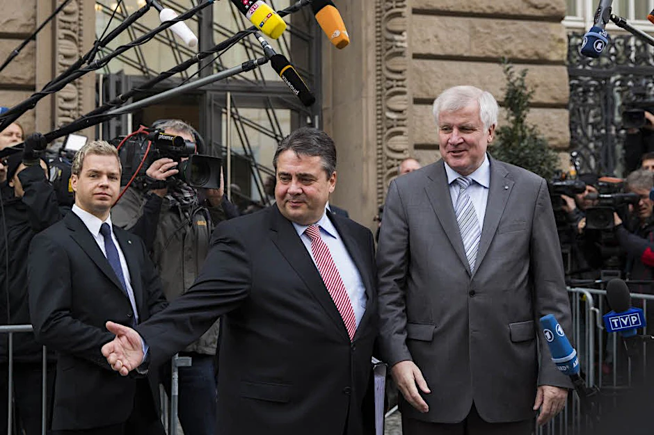 Ganz nah beieinander: der SPD-Vorsitzende Sigmar Gabriel und CSU-Chef Horst Seehofer vor der Bayerischen Landesvertretung.