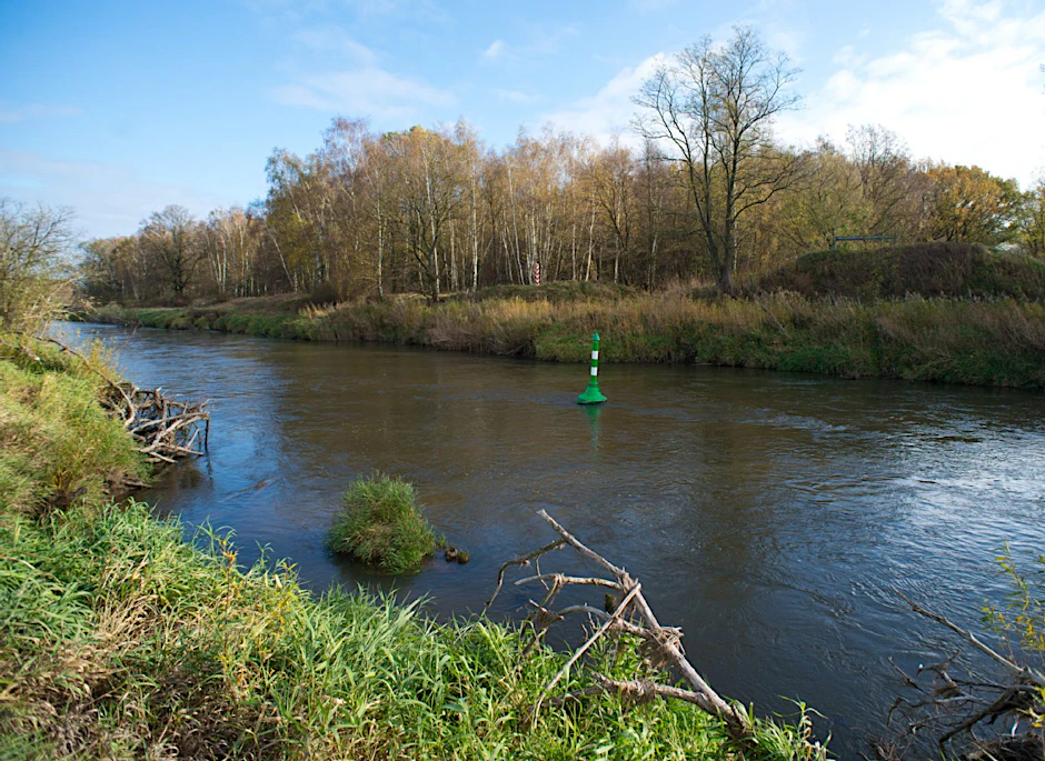 Der deutsch-polnischen Grenzfluss Neiße in Coschen. Hier soll eine Verbindungsbrücke nach Polen entstehen.