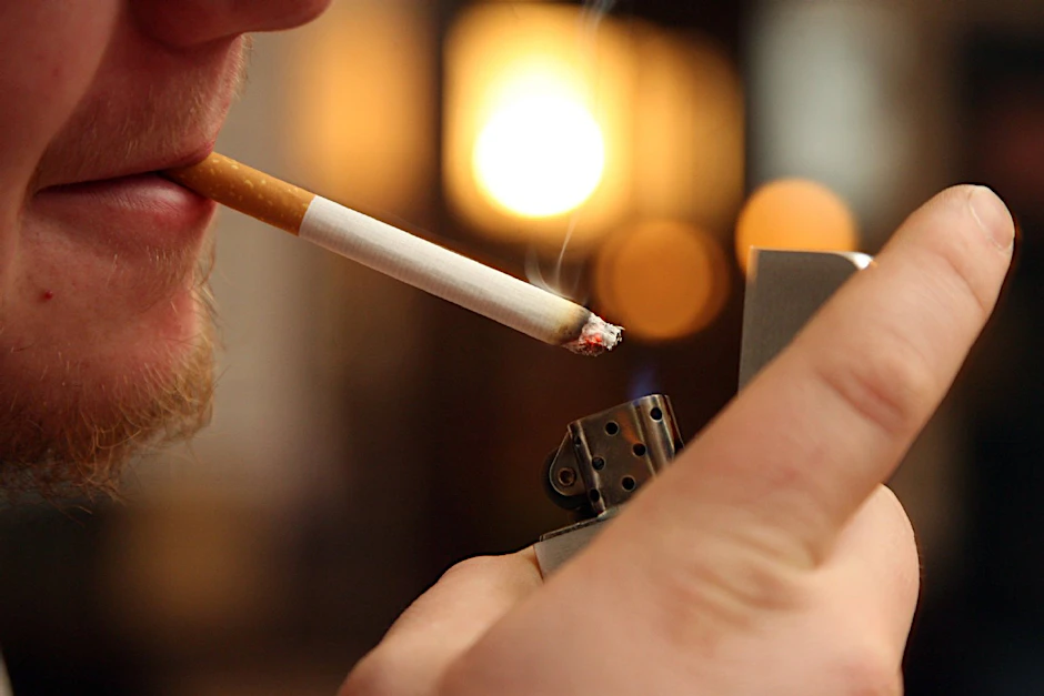 Ist schon eine schöne Sache, so ein Zippo. Vor allem, wenn man ausgeht. Aber man geht ja gar nicht so oft aus. Vielleicht raucht man dadurch auch weniger?