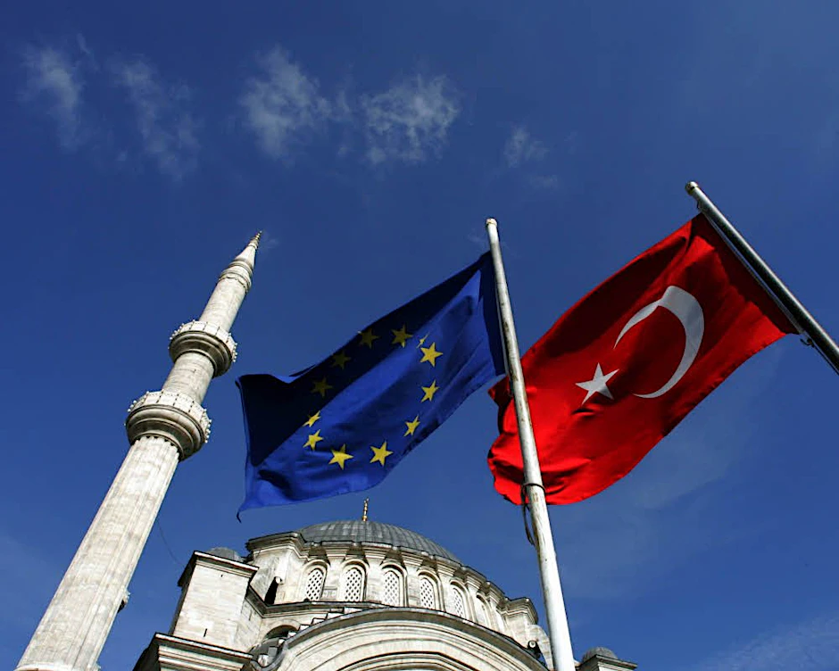 Die türkische und die EU-Flagge an der Nurosmaniye-Moschee in Istanbul