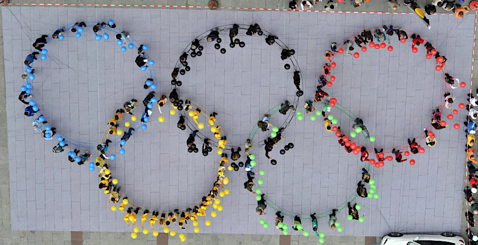 Mit Luftballons bilden Menschen in München die Olympischen Ringe nach. Hier wird es keine Spiele geben - auch weil die Bauvorhaben umstritten sind.